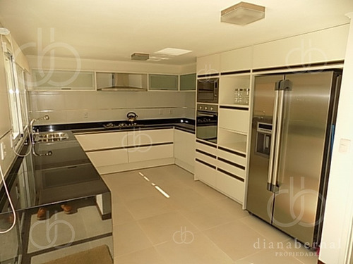 Casa De 4 Dormitorios Y Piscina Climatizada En Punta Del Este, Playa Mansa. - Ref: 42908