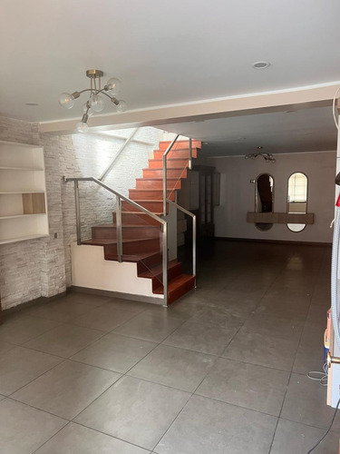 Duplex (2do Y 3er Piso) Con Ingreso Independiente Desde El 1er Piso, No Garaje Con Estacionamiento Exterior Para 1 Vehículo
