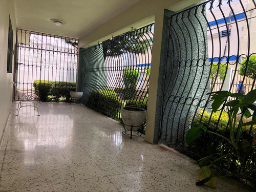 Se Vende Casa Grande Con Patio En Santo Domingo