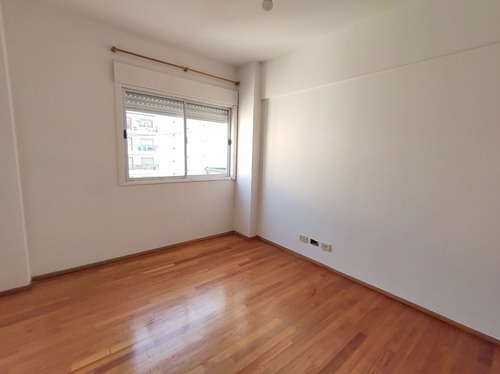 Semipiso 3 Amb. Excelente Ubicacion, Con Balcon Al Cfte.!!