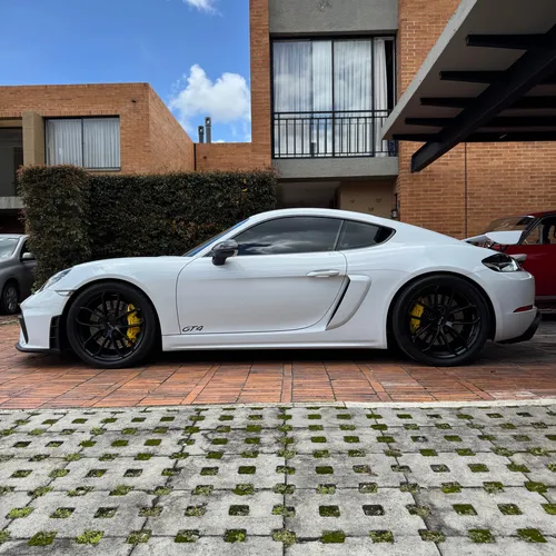 Porsche 718 Cayman GT4