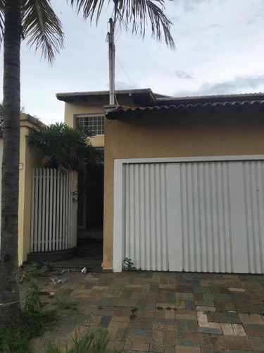 Casa Com 3 Banheiros 3 Suítes , Garagem2 Carros E 1caminhote