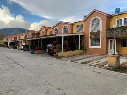Imagen 2 de 27 de Townhouse En Venta De Dos Niveles Estilo Mediterraneo Cocina Empotrada E Iluminada Monteserino San Diego