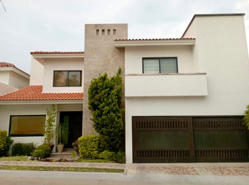 Oportunidad De Inversión - Casa Moderna Con Acabados De Primera En Previlegiada Ubicación En León!!