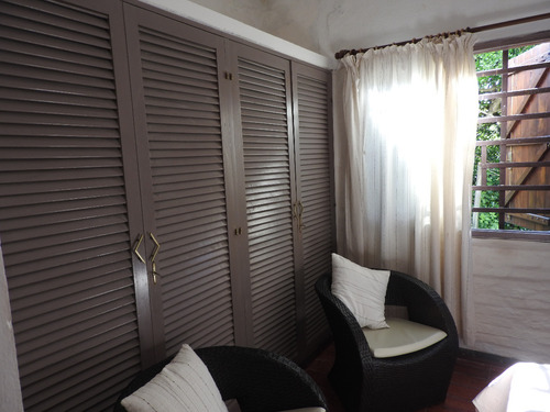 A Metros De La Playa Casa De Excelente Construcción En 1170 M2 De Terreno
