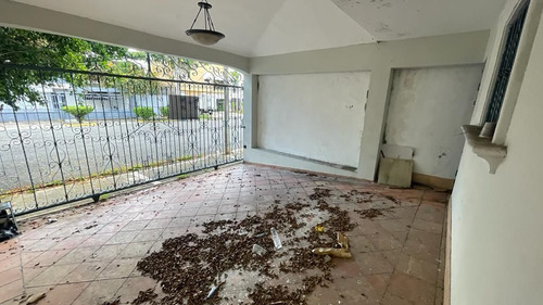 Casa De Esquina En La Castellana En Venta