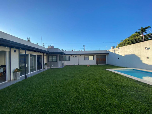 Casa 5 Ambientes 350 M² Cub, - Garage 2 Autos - Pileta - Haedo