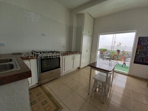 Edgar Centeno, Profesional Inmobiliario Vende Townhouse En Urbanizacion Monte Carmelo San Diego #22-15843