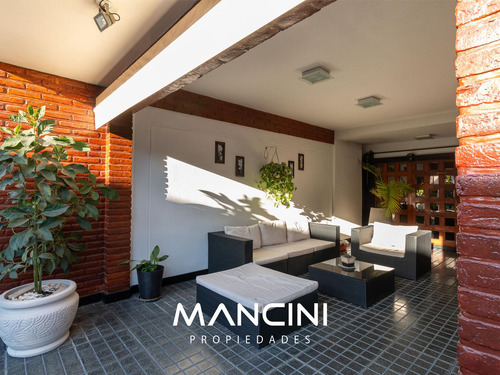 Casa En Venta De 6 Ambientes Con Piscina, Quincho, Parrilla Y Cochera Pasante - San Martín