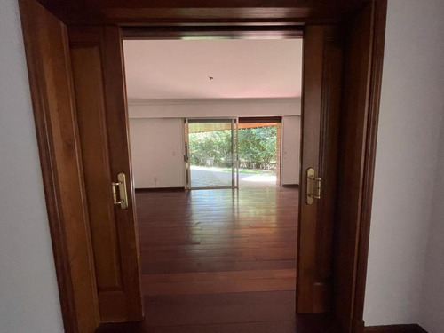 Apartamento En Planta Baja. 3 Dormitorios En Suite Y Servicio