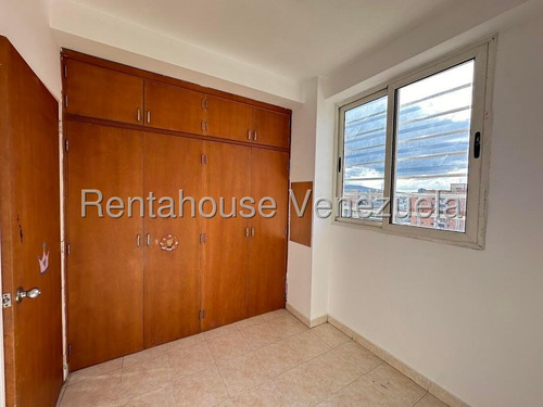 #*25-10446 Comodo Apartamento En La Zona Este De Barquisimeto, Lara. Adelaida Armeya