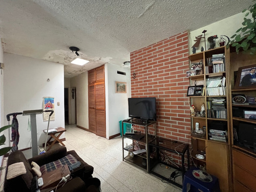 Se Vende Casa Con Gran Potencial En Los Palos Grandes.