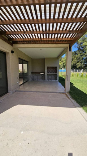 Venta Casa 4 Ambientes En Pilar