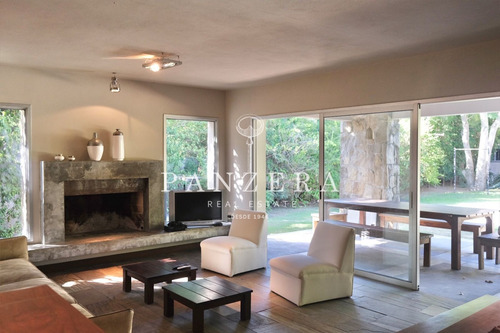 Imagen 12 de 26 de Casa De 5 Dormitorios Con Gran Jardín Y Piscina En Carrasco Sur