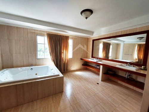Imagen 8 de 13 de Home24 Pelicano Vende Espectacular Casa Urb. Las Villas