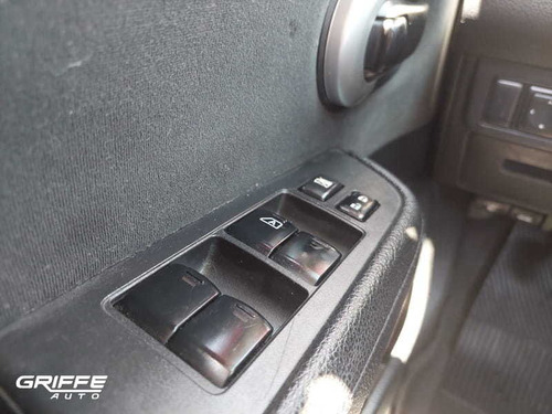 Imagem 13 de 14 de Nissan Tiida Hatch S 1.8 16v-mt 4p 2012