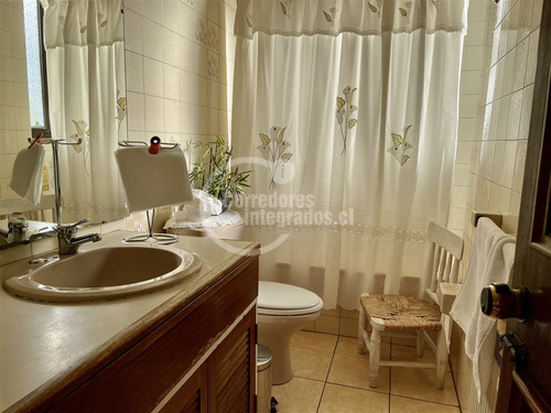 Acogedora Casa En Venta De 6 Dorm. En Los Domínicos, Piscina
