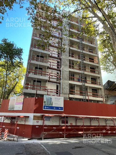 Apartamento Penthouse De Cuatro Dormitorios En Venta En Centro - 1001