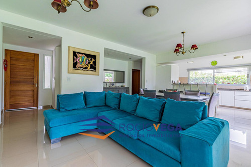 Casa A La Venta En Casco De Álvarez Moreno