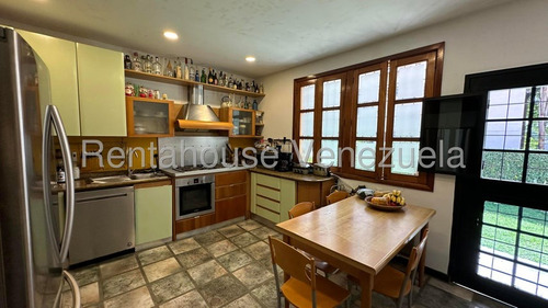 Casa En Venta En Los Palos Grandes Con Terreno Único Kg Negociable