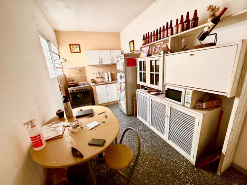 Imagen 8 de 14 de Linda Oportunidad! Prox. Almiròn Y Legrand. Muy Buena Ubicaciòn. Fondo Con Parrillero Y Garage, Mas Escritorio Con Baño En Planta Baja.