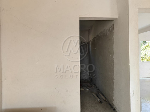 Casa En Venta En Col. Narciso Mendoza Con Amplias Recamaras Y Jardín.