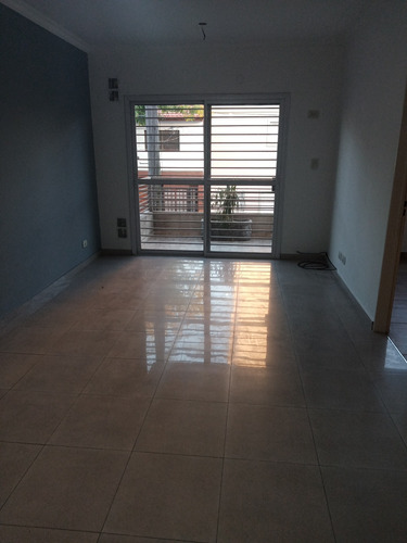 Ph 2 Amb Al Frente Con Balcon A La Calle 1 Piso X Escalera