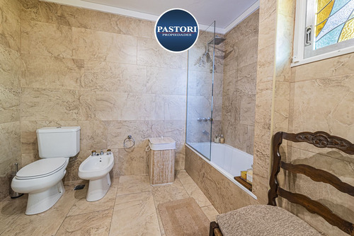 Venta De Casa De 6 Amb, Gge P/2 Autos Y Patio Quincho Pil