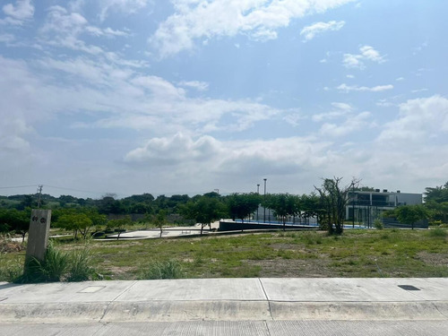 Lote Residencial En Fracc. Oasis Frente A Casa Club