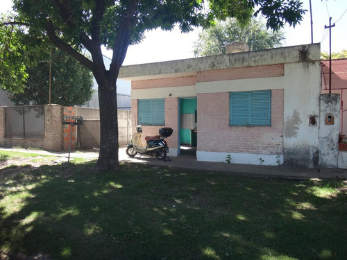 Casa De 2 Dormitorios En Zona Industrial, Cocina Comedor, Baño, Lavadero Patio De 240 M2 Con Galpón Parabólico De 100 M2 (ideal Taller /depósito). Terreno De 10 X 38 Orientado Al Norte.