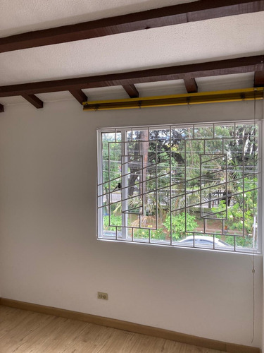 Casa De Dos Niveles Ubicada En Un Buen Sector Residencial