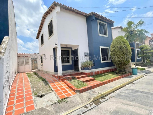 En Venta Maravillosa Casa Ubicada En Av Intercomunal Cabudare, Maritza, Cocina Moderna, Lucena, Amplios Espacios Para El Confort Familiar, - 2 4 2 3 3 4 2- Parque Infantil, Vigilancia 24/7.