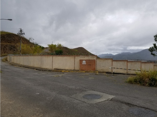 Vendo Quinta 1562m2 Const 3h+s/3.5b+s/10p Bosques De La Lagunita 8526