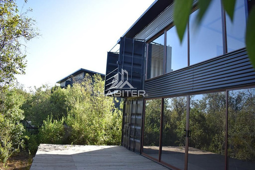Casa En Venta De 5 Dorm. En Colbún