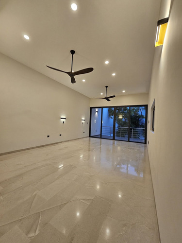 Residencia De Lujo En Venta Ubicada En La Privada Bosques De Altabrisa, Merida.