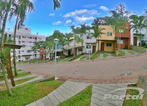 Charmoso Sobrado Em Condomínio Fechado Na Itoupava Central. Possui Dois Quartos, Sala, Cozinha, Banheiro Social, Lavação,1 Vaga De Garagem E Espaço Nos Fundos, O Sobrado Ficará Mobiliado. O Condomíni