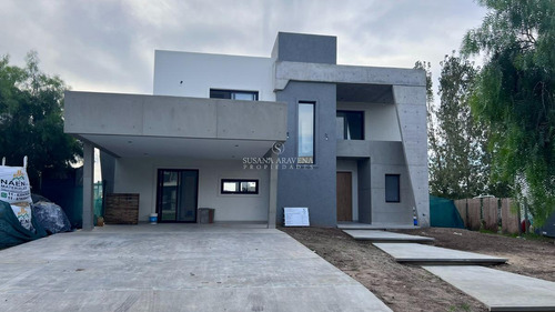 Casa En Venta - El Canton Norte Con Vista A La Laguna!!