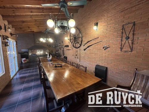 Casa Con Quincho En Barrio San Emilio