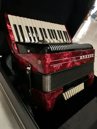 Acordeão Hohner Amica III 72 Baixos Vermelho com Estojo