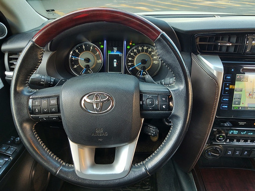 Imagen 24 de 25 de Toyota Hilux Sw4 2016 Srx 4x4 At 7 Asientos Abasto Motors