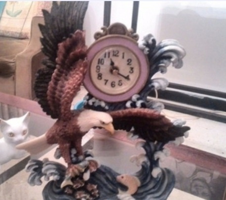 Reloj De Mesa Con Figura De Aguila Cazadora Con Su Pichón