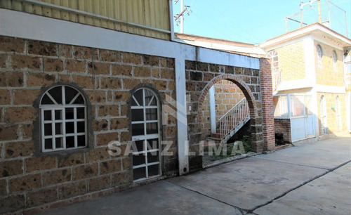 Apaseo El Grande, Gto: Bodega A 100 Mts De La Carretera Libre A Queretaro.