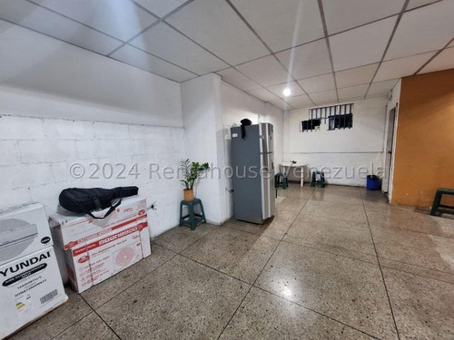 Raiza Suarez Vende Sensacional Edificio Comercial, Excelente Ubicación En El Este De Barquisimeto,- 2 5 4 5 6-, Excelente Zona Comercial, Posee Amplio Local, Oficinas, Baño, Y Apto Super Completo!!!!