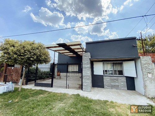 Casa En Venta - 2 Dormitorios 1 Baño - 95mts2 - Abasto, La Plata