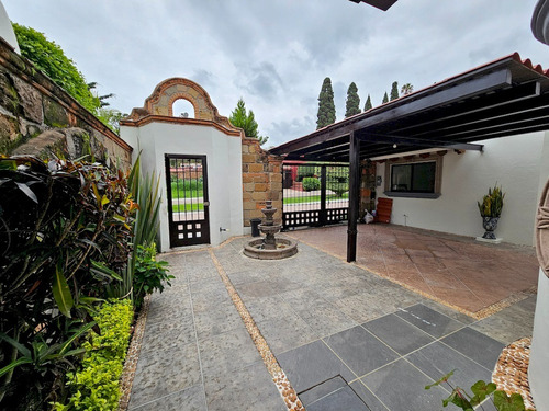 Casa En Venta En Fraccionamiento Privado, En Lomas De Atzingo, Cuernavaca.