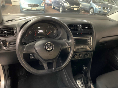 Imagen 10 de 12 de Volkswagen Vento 1.6 Comfortline Aut Ac 2016