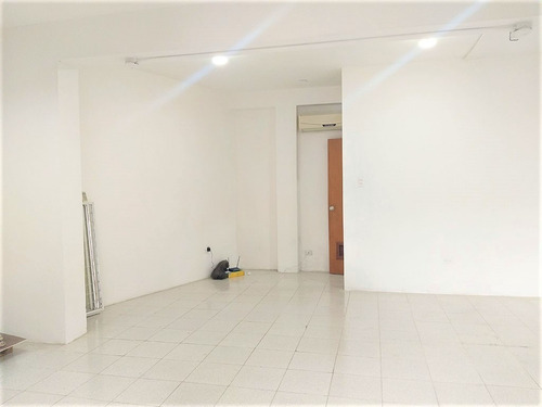 Imagen 3 de 11 de Las Acacias Se Alquila Local/oficina Para Consultorio , Laboratorio 38 M2