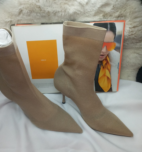 El Baúl De Anna Zapatilla Botines Elásticos Tacón Camel Zara