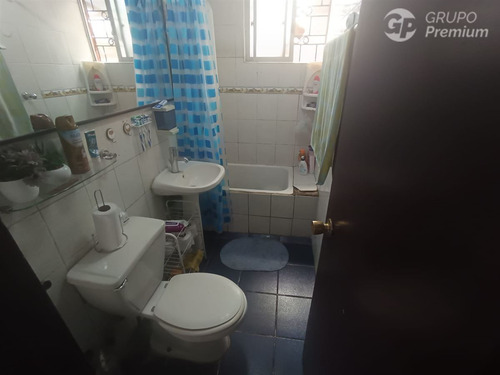 Casa Esquina En Venta De 5 Dorm. En Estación Central,