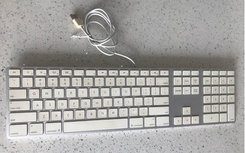 Teclado Apple Alámbrico A1243 (para Repuestos)